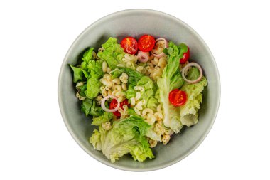 Makarna salatası yeşil yaprak marul, domates, makarna, soğan taze lezzetli gurme yemek arkaplan masa üzerinde rustik gıda üst görünüm fotokopi alanı keto ve paleo diyet vegan ve vejetaryen gıda
