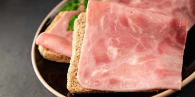 Sandviç jambonu et dilimler domuz eti taze gurme yemek arka planı masa rustik gıda üst görünüm fotokopi alanı