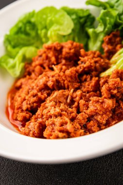 Ton balığı soslu balık konservesi taze lezzetli gurme yemek arkaplanı masanın üstünde rustik gıda fotokopi alanı keto ve paleo diyet vejetaryen diyeti.