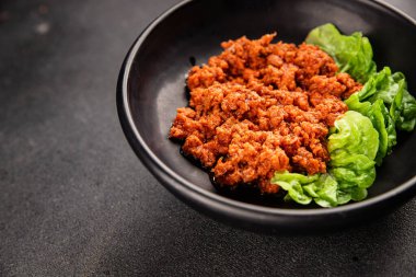 Ton balığı soslu balık konservesi taze lezzetli gurme yemek arkaplanı masanın üstünde rustik gıda fotokopi alanı keto ve paleo diyet vejetaryen diyeti.