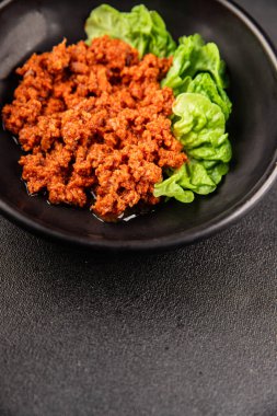 Ton balığı soslu balık konservesi taze lezzetli gurme yemek arkaplanı masanın üstünde rustik gıda fotokopi alanı keto ve paleo diyet vejetaryen diyeti.