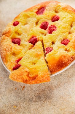 Tatlı turta ahududu frangipane tatlısı taze gurme yemekleri pişiriyor masanın üstünde rustik yiyecekler üst manzara fotokopi alanı