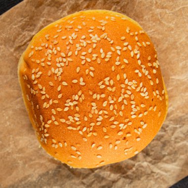 Bun burger kabarık yumuşak çörekler taze lezzetli gurme yemekleri pişiriyor masanın üstünde rustik yiyecekler üst görünümde fotokopi alanı