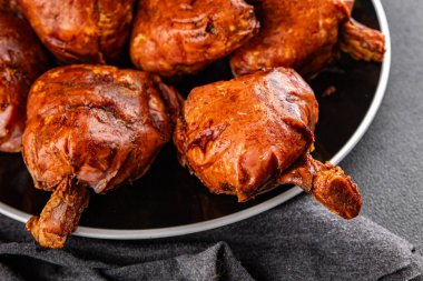 Eklem füme et, jambon roulka taze şiş lezzetli gurme yemek arkaplanı masa kırsal yemek üst görünüm kopyalama alanı