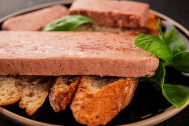 Pate et biber domuz ciğeri, domuz eti riyet taze lezzetli gurme yemek arka planı masa rustik gıda üst görünüm fotokopi alanı