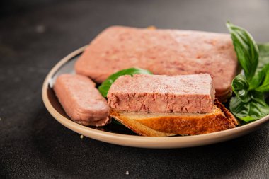 Pate et biber domuz ciğeri, domuz eti riyet taze lezzetli gurme yemek arka planı masa rustik gıda üst görünüm fotokopi alanı