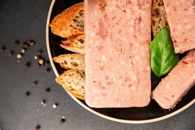Pate et biber domuz ciğeri, domuz eti riyet taze lezzetli gurme yemek arka planı masa rustik gıda üst görünüm fotokopi alanı
