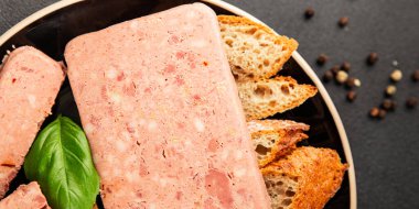 Pate et biber domuz ciğeri, domuz eti riyet taze lezzetli gurme yemek arka planı masa rustik gıda üst görünüm fotokopi alanı