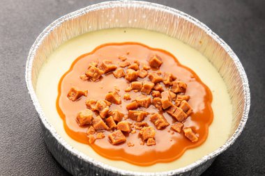 Cheesecake tuzlu karamel tatlı tatlı lezzetli gurme yemek arka planı masa rustik gıda üst görünüm fotokopi alanı