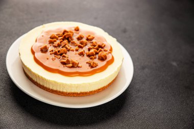 Cheesecake tuzlu karamel tatlı tatlı lezzetli gurme yemek arka planı masa rustik gıda üst görünüm fotokopi alanı
