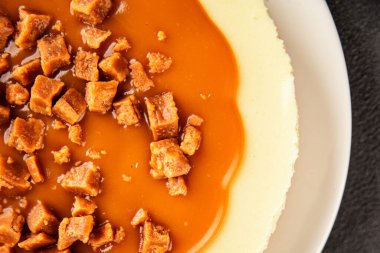 Cheesecake tuzlu karamel tatlı tatlı lezzetli gurme yemek arka planı masa rustik gıda üst görünüm fotokopi alanı