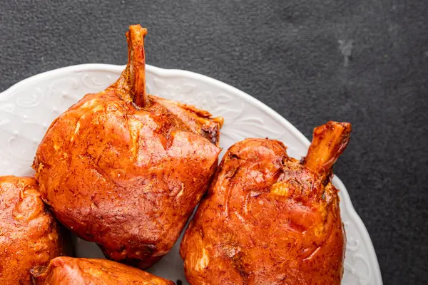 Eklem füme et, jambon roulka taze şiş lezzetli gurme yemek arkaplanı masa kırsal yemek üst görünüm kopyalama alanı