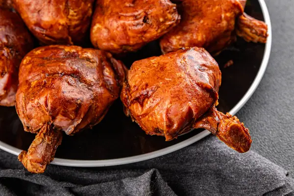 Eklem füme et, jambon roulka taze şiş lezzetli gurme yemek arkaplanı masa kırsal yemek üst görünüm kopyalama alanı