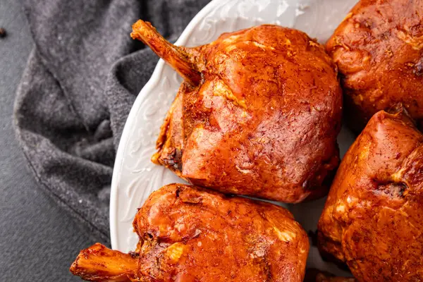 Eklem füme et, jambon roulka taze şiş lezzetli gurme yemek arkaplanı masa kırsal yemek üst görünüm kopyalama alanı