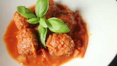 Köfte soslu biftek, domuz eti ya da tavuk eti. Masada taze gurme yemeği. Köy yemeklerinin üst görünümü fotokopi alanı. 