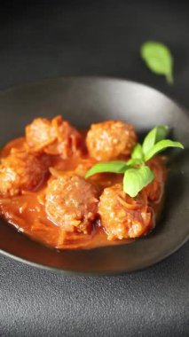 Köfte soslu biftek, domuz eti ya da tavuk eti. Masada taze gurme yemeği. Köy yemeklerinin üst görünümü fotokopi alanı. 