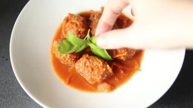 Köfte soslu biftek, domuz eti ya da tavuk eti. Masada taze gurme yemeği. Köy yemeklerinin üst görünümü fotokopi alanı. 