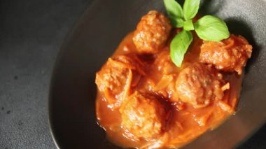 Köfte soslu biftek, domuz eti ya da tavuk eti. Masada taze gurme yemeği. Köy yemeklerinin üst görünümü fotokopi alanı. 