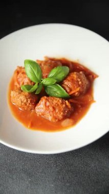 Köfte soslu biftek, domuz eti ya da tavuk eti. Masada taze gurme yemeği. Köy yemeklerinin üst görünümü fotokopi alanı. 