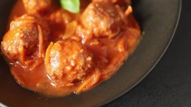 Köfte soslu biftek, domuz eti ya da tavuk eti. Masada taze gurme yemeği. Köy yemeklerinin üst görünümü fotokopi alanı. 