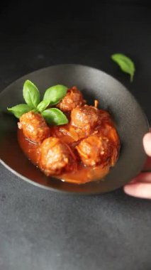Köfte soslu biftek, domuz eti ya da tavuk eti. Masada taze gurme yemeği. Köy yemeklerinin üst görünümü fotokopi alanı. 