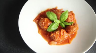 Köfte soslu biftek, domuz eti ya da tavuk eti. Masada taze gurme yemeği. Köy yemeklerinin üst görünümü fotokopi alanı. 