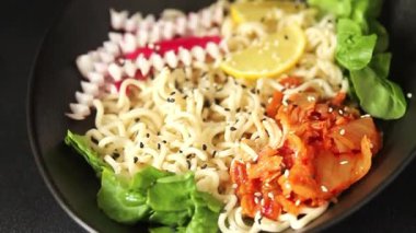 Budha boul noodle taze gurme yemek arka planda rustik gıda üst görünüm fotokopi alanı vegan ve vejetaryen gıda