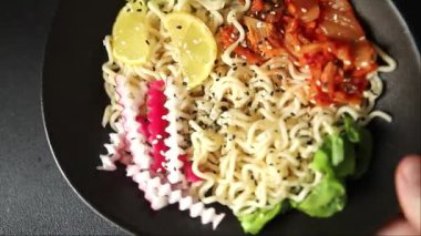 Budha boul noodle taze gurme yemek arka planda rustik gıda üst görünüm fotokopi alanı vegan ve vejetaryen gıda