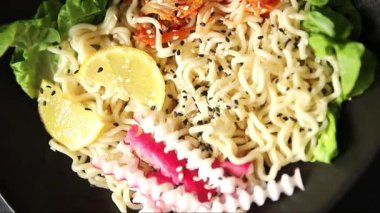 Budha boul noodle taze gurme yemek arka planda rustik gıda üst görünüm fotokopi alanı vegan ve vejetaryen gıda