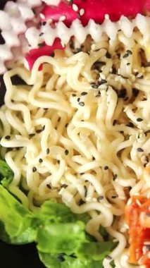 Budha boul noodle taze gurme yemek arka planda rustik gıda üst görünüm fotokopi alanı vegan ve vejetaryen gıda