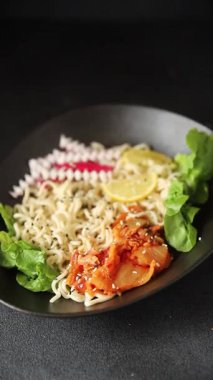 Budha boul noodle taze gurme yemek arka planda rustik gıda üst görünüm fotokopi alanı vegan ve vejetaryen gıda