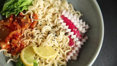 Budha boul noodle taze gurme yemek arka planda rustik gıda üst görünüm fotokopi alanı vegan ve vejetaryen gıda