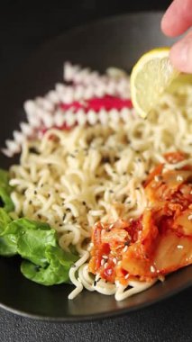 Budha boul noodle taze gurme yemek arka planda rustik gıda üst görünüm fotokopi alanı vegan ve vejetaryen gıda