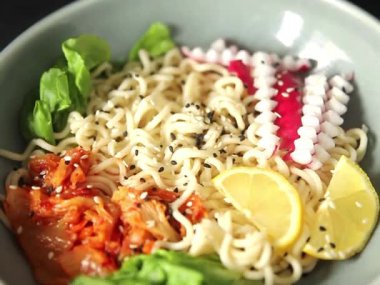 Budha boul noodle taze gurme yemek arka planda rustik gıda üst görünüm fotokopi alanı vegan ve vejetaryen gıda