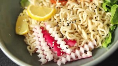 Budha boul noodle taze gurme yemek arka planda rustik gıda üst görünüm fotokopi alanı vegan ve vejetaryen gıda