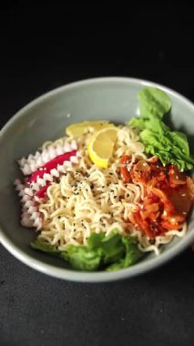 Budha boul noodle taze gurme yemek arka planda rustik gıda üst görünüm fotokopi alanı vegan ve vejetaryen gıda