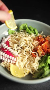 Budha boul noodle taze gurme yemek arka planda rustik gıda üst görünüm fotokopi alanı vegan ve vejetaryen gıda