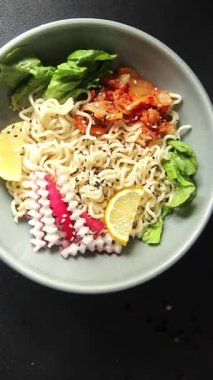 Budha boul noodle taze gurme yemek arka planda rustik gıda üst görünüm fotokopi alanı vegan ve vejetaryen gıda