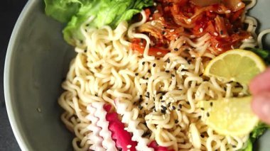 Budha boul noodle taze gurme yemek arka planda rustik gıda üst görünüm fotokopi alanı vegan ve vejetaryen gıda