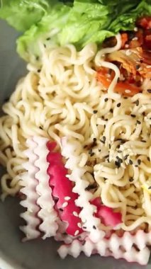 Budha boul noodle taze gurme yemek arka planda rustik gıda üst görünüm fotokopi alanı vegan ve vejetaryen gıda