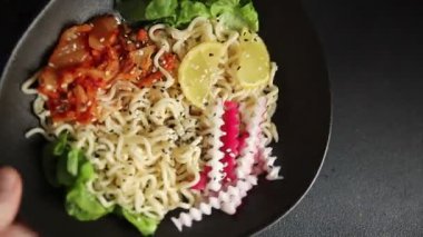 Budha boul noodle taze gurme yemek arka planda rustik gıda üst görünüm fotokopi alanı vegan ve vejetaryen gıda