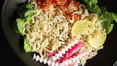 Budha boul noodle taze gurme yemek arka planda rustik gıda üst görünüm fotokopi alanı vegan ve vejetaryen gıda