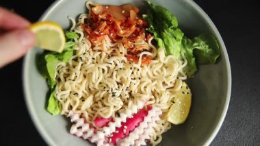 Budha boul noodle taze gurme yemek arka planda rustik gıda üst görünüm fotokopi alanı vegan ve vejetaryen gıda