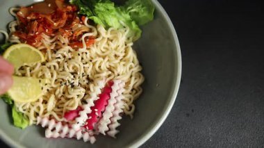 Budha boul noodle taze gurme yemek arka planda rustik gıda üst görünüm fotokopi alanı vegan ve vejetaryen gıda