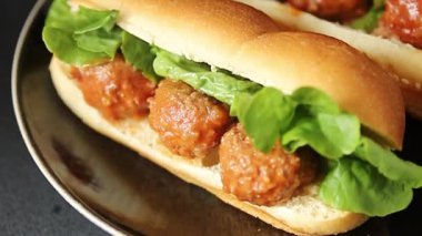 Köfteli sandviç fast food et yemeği taze gurme yemek arkaplan masa üzerinde rustik gıda üst görünüm fotokopi alanı