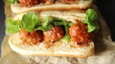 Köfteli sandviç fast food et yemeği taze gurme yemek arkaplan masa üzerinde rustik gıda üst görünüm fotokopi alanı