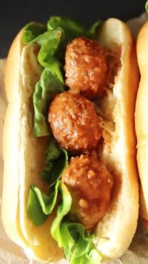 Köfteli sandviç fast food et yemeği taze gurme yemek arkaplan masa üzerinde rustik gıda üst görünüm fotokopi alanı