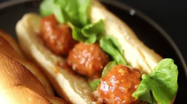 Köfteli sandviç fast food et yemeği taze gurme yemek arkaplan masa üzerinde rustik gıda üst görünüm fotokopi alanı