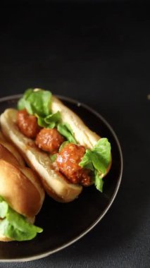 Köfteli sandviç fast food et yemeği taze gurme yemek arkaplan masa üzerinde rustik gıda üst görünüm fotokopi alanı