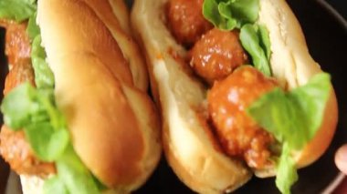 Köfteli sandviç fast food et yemeği taze gurme yemek arkaplan masa üzerinde rustik gıda üst görünüm fotokopi alanı